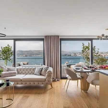 Palace Al Nera 2 Luxurius At Sea טרוגיר